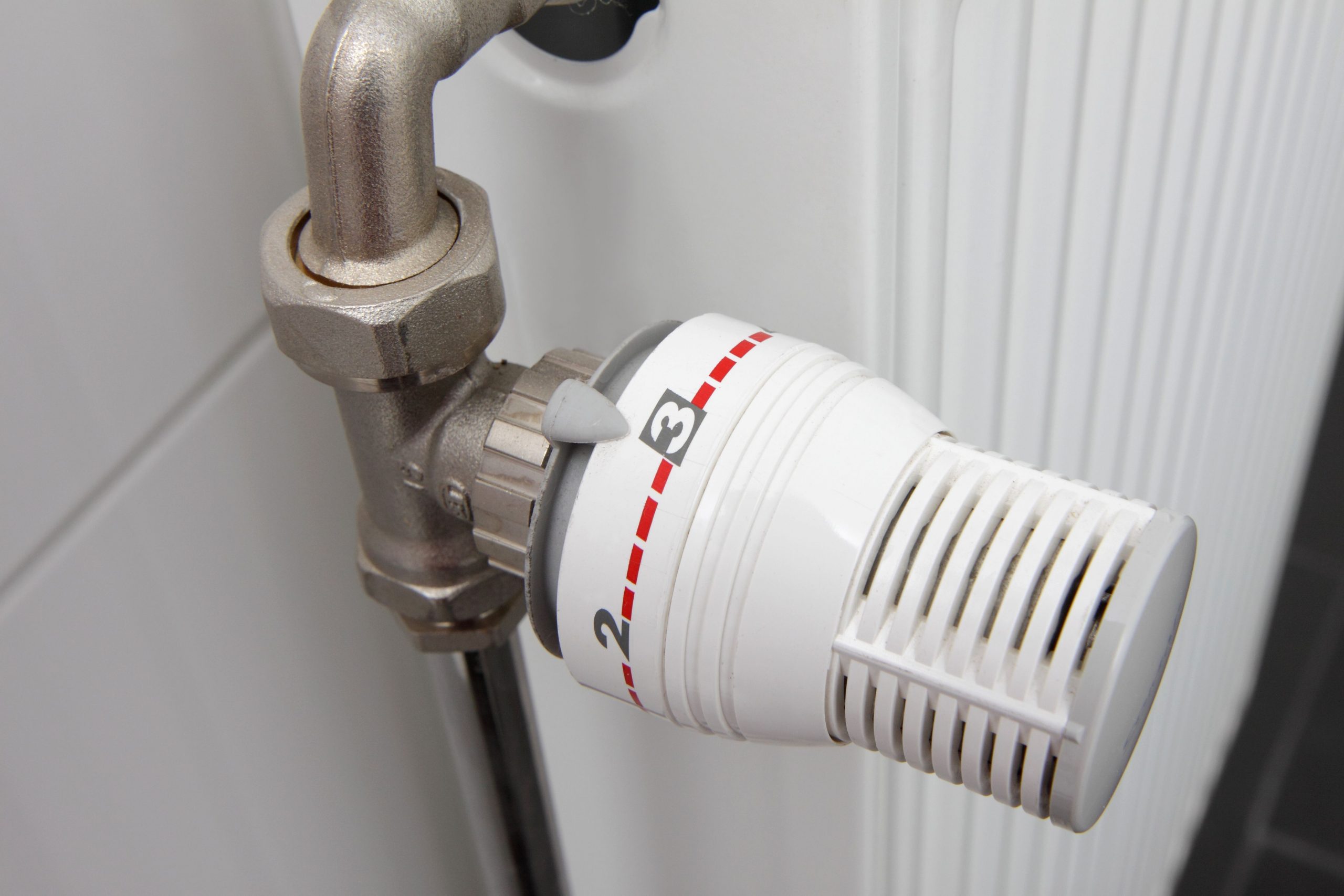 Before leaving, open the thermostatic valves on your heating appliances to their maximum - Energyprice