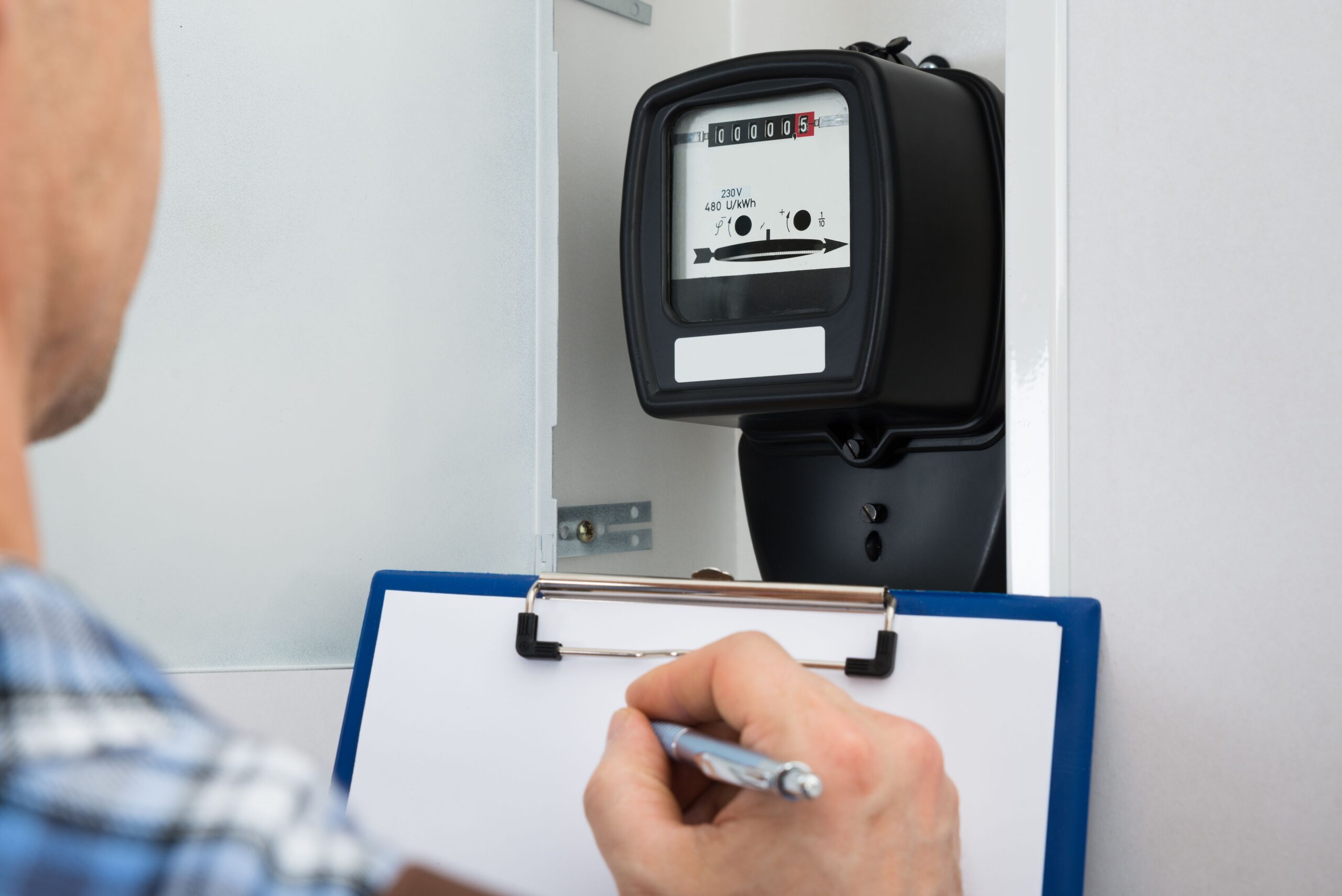 A DSO technician reads the electricity meter - Energyprice